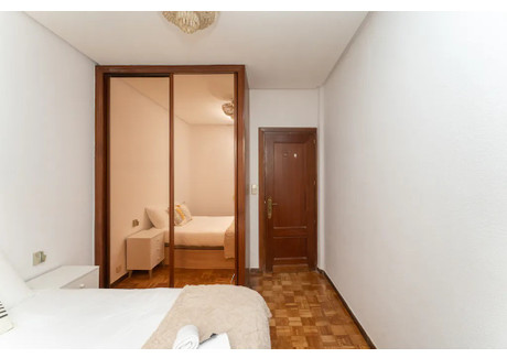 Mieszkanie do wynajęcia - Calle de Fernández de la Hoz Madrid, Hiszpania, 130 m², 897 USD (3516 PLN), NET-100423372