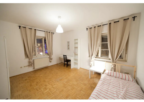 Mieszkanie do wynajęcia - Leopoldstraße Munich, Niemcy, 68 m², 1035 USD (4243 PLN), NET-102821504