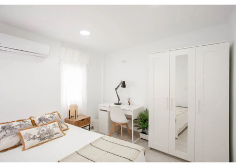 Mieszkanie do wynajęcia - Carrer Isidro Ballester Valencia, Hiszpania, 20 m², 815 USD (3213 PLN), NET-97517499