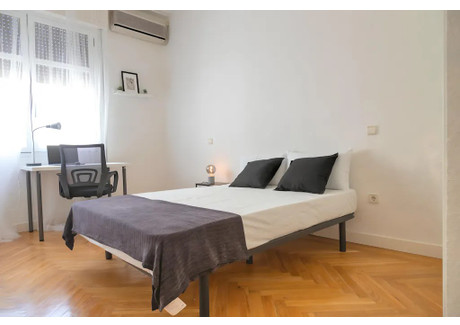 Mieszkanie do wynajęcia - Calle de Fernández de los Ríos Madrid, Hiszpania, 240 m², 838 USD (3218 PLN), NET-97706744