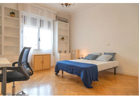 Mieszkanie do wynajęcia - Calle de Fernández de los Ríos Madrid, Hiszpania, 240 m², 811 USD (3366 PLN), NET-97706775