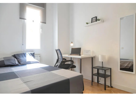 Mieszkanie do wynajęcia - Calle de Fernández de los Ríos Madrid, Hiszpania, 240 m², 717 USD (2752 PLN), NET-97706777