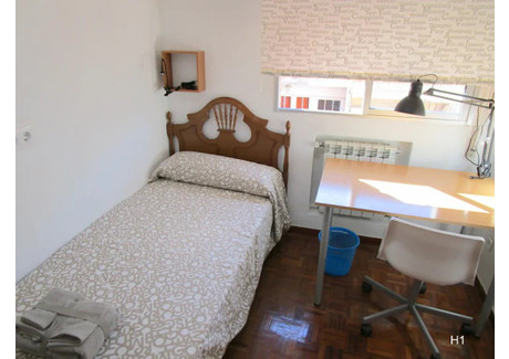 Mieszkanie do wynajęcia - Calle de Francisco de la Fuente Madrid, Hiszpania, 70 m², 382 USD (1562 PLN), NET-98188948