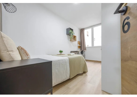 Mieszkanie do wynajęcia - Carrer del Doctor Vicent Zaragoza Valencia, Hiszpania, 180 m², 606 USD (2347 PLN), NET-98924251