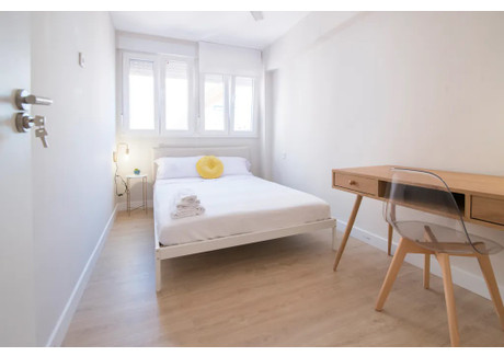 Mieszkanie do wynajęcia - Carrer Illes Canàries Valencia, Hiszpania, 75 m², 488 USD (1960 PLN), NET-99466092