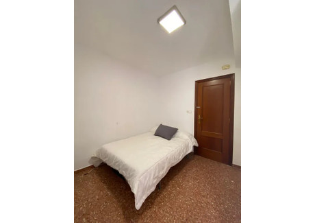 Mieszkanie do wynajęcia - Calle de la Democracia Valencia, Hiszpania, 152 m², 419 USD (1609 PLN), NET-99806183