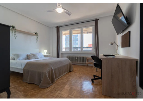 Mieszkanie do wynajęcia - Calle de los Cuatro Amigos Madrid, Hiszpania, 140 m², 911 USD (3572 PLN), NET-90215467