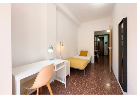 Mieszkanie do wynajęcia - Carrer de la Mare de Déu del Carmel Barcelona, Hiszpania, 91 m², 707 USD (2956 PLN), NET-90218566