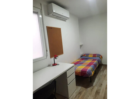 Mieszkanie do wynajęcia - Carrer Vall de Laguar Valencia, Hiszpania, 70 m², 511 USD (2115 PLN), NET-90224266