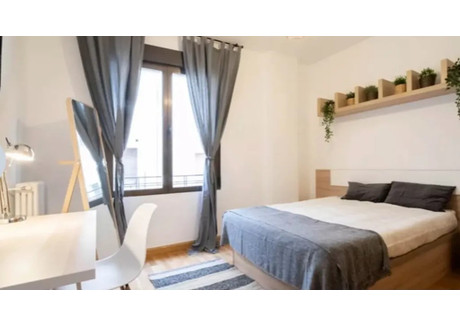 Dom do wynajęcia - Calle de O'Donnell Madrid, Hiszpania, 18 m², 733 USD (3065 PLN), NET-90237883