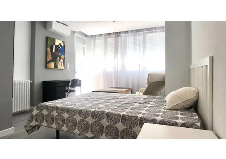 Mieszkanie do wynajęcia - Calle de Rosario Pino Madrid, Hiszpania, 200 m², 709 USD (2909 PLN), NET-90241257