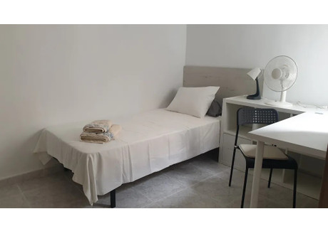 Mieszkanie do wynajęcia - Carrer de Santa Margarida Barcelona, Hiszpania, 65 m², 441 USD (1695 PLN), NET-90568379