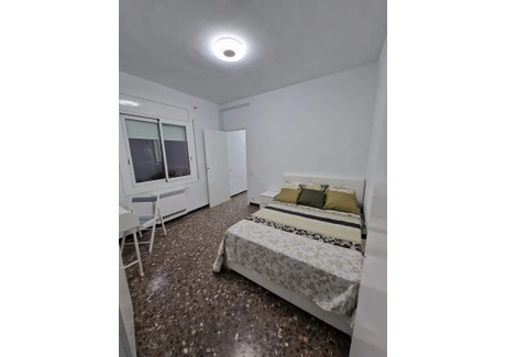 Mieszkanie do wynajęcia - Carrer de la Mare de Déu de la Salut Barcelona, Hiszpania, 130 m², 734 USD (3066 PLN), NET-90935070