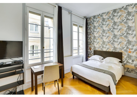 Mieszkanie do wynajęcia - Rue Royale Paris, Francja, 30 m², 2709 USD (10 889 PLN), NET-101341894