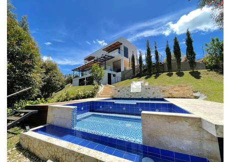 Dom na sprzedaż - 2GXX+M7, Retiro, El Bosque, Retiro, Antioquia, Colombia El Retiro, Kolumbia, 435 m², 569 507 USD (2 363 454 PLN), NET-102375976