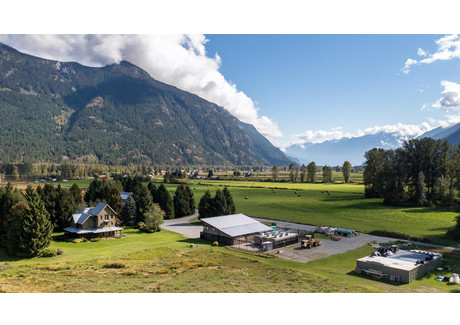 Działka na sprzedaż - 8425 Pemberton Meadows Rd Squamish-Lillooet, Kanada, 304 972 m², 10 818 794 USD (44 357 055 PLN), NET-97045923