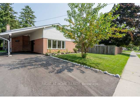 Dom na sprzedaż - 19 Gladsmore Cres Toronto, Kanada, 102,19 m², 787 475 USD (3 205 023 PLN), NET-101831082